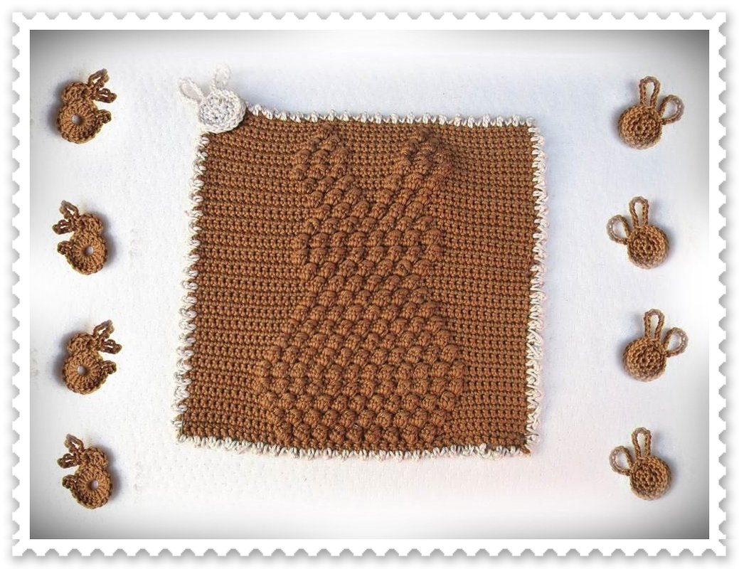 Brauner gehäkelter Topflappen mit Hasenmotiv und kleinen Hasenapplikationen