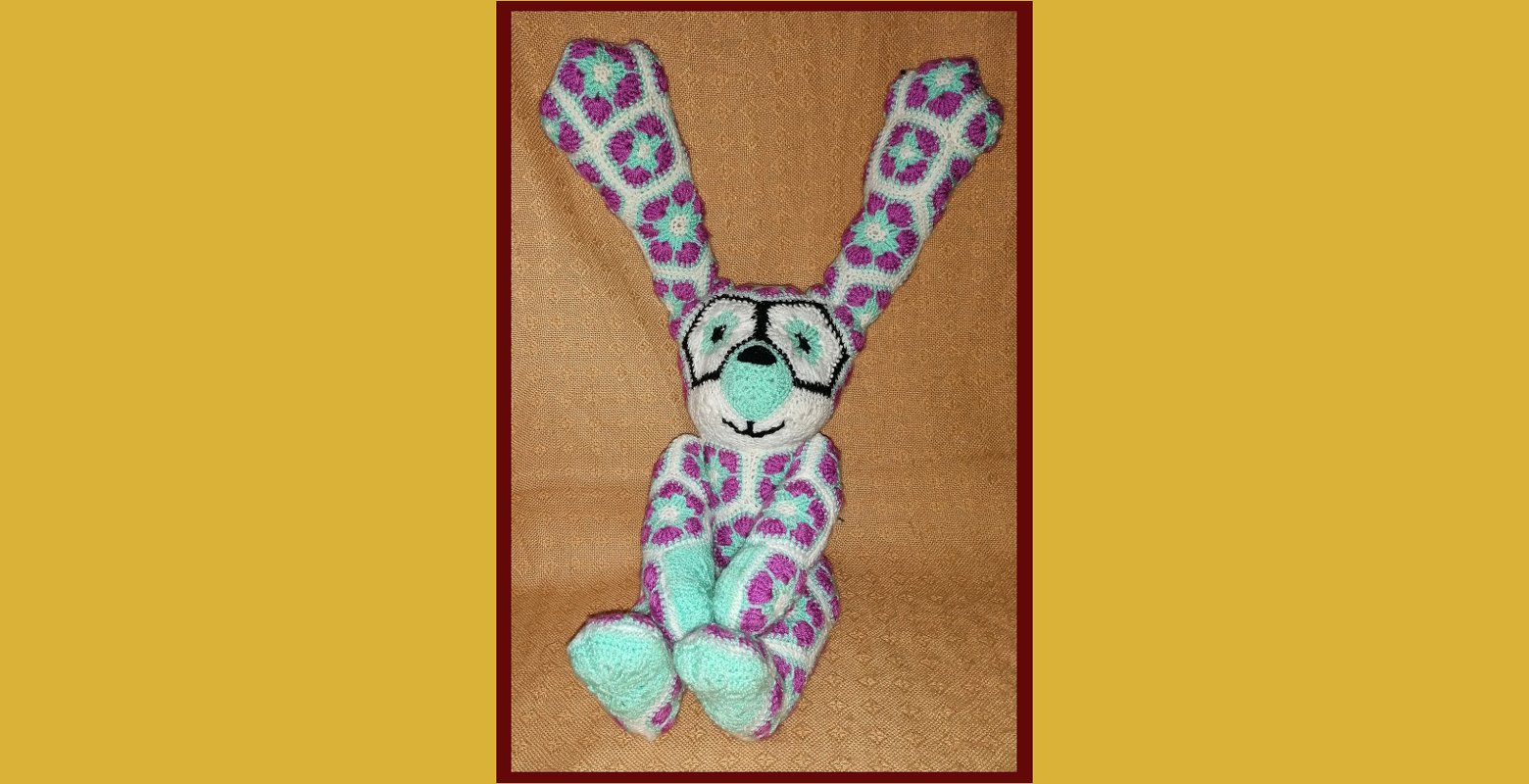 Gehäkelter Amigurumi-Hase aus African-Flower-Granny-Motiven in Mint und Violett mit langen Ohren