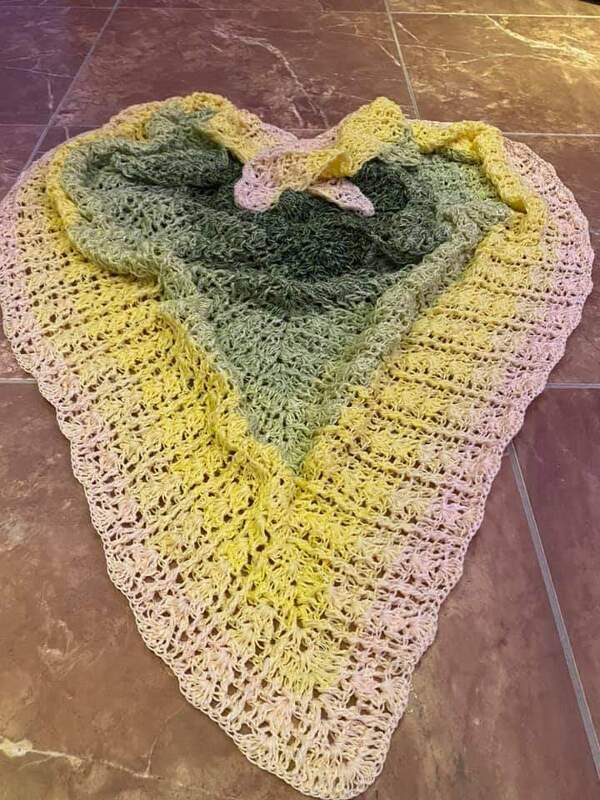 Gehäkeltes Dreieckstuch mit Farbverlauf in Grün, Gelb und Zartrosa