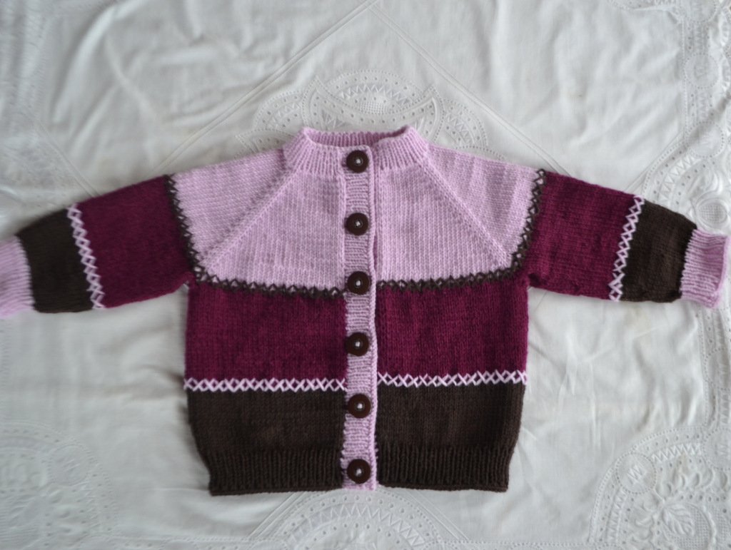 Gestrickte Babyjacke in Hellrosa, Bordeaux und Dunkelbraun mit Knopfleiste