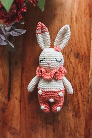 Crochet pattern baby bunny with bobbles, rattle and cracking foil