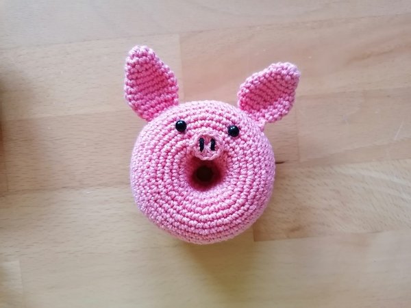 Schnell gehäkeltes rosa Donut‑Schwein mit Ohren und gestickter Nase