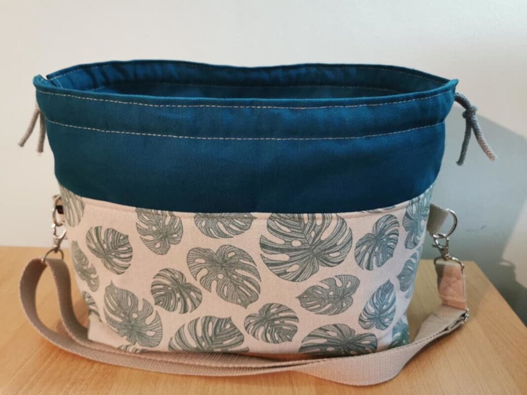 Utensilo-Tasche mit Monstera-Muster, petrolfarbenem Tunnelzug und abnehmbarem Schultergurt