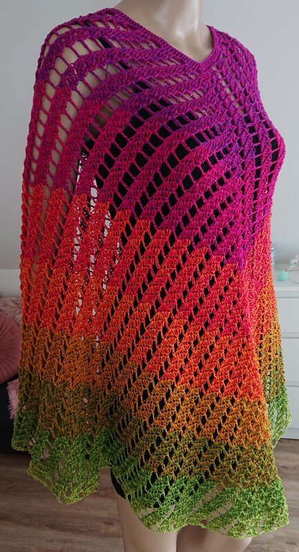 Gehäkelter Damenponcho mit V-Ausschnitt und Farbverlauf
