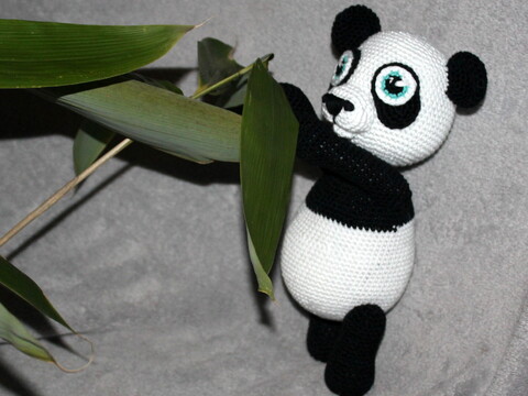 Paul der Panda häkeln – ein Kuschelpanda mit beweglichen Armen (DE & EN)