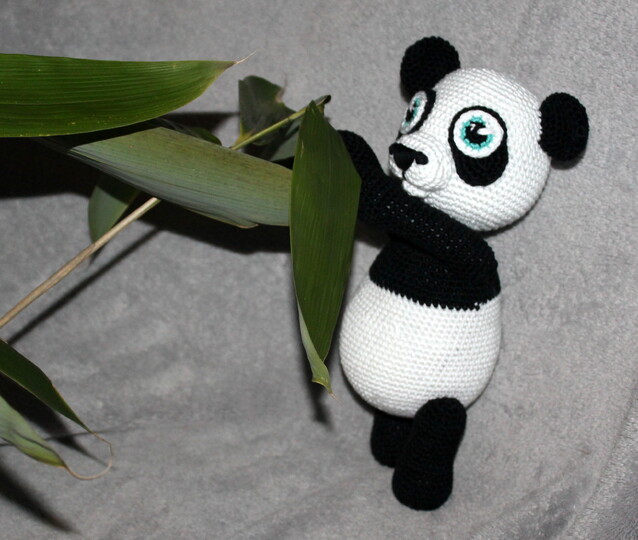 Paul der Panda häkeln – ein Kuschelpanda mit beweglichen Armen (DE & EN)