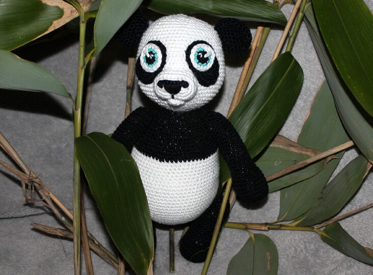 Crochet Paul the Panda – a Cuddly Panda with Movable Arms (EN & DE)