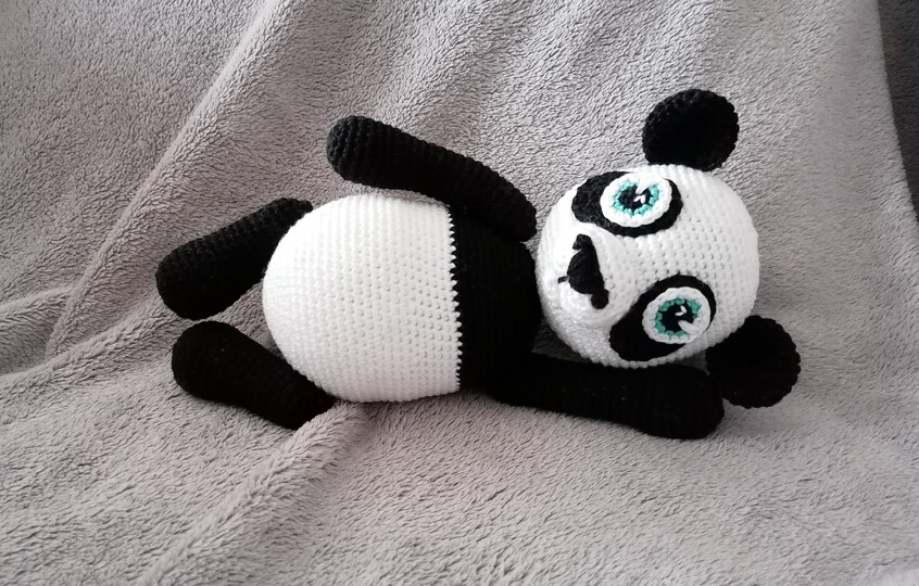 Crochet Paul the Panda – a Cuddly Panda with Movable Arms (EN & DE)