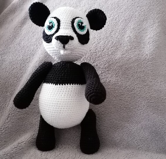 Crochet Paul the Panda – a Cuddly Panda with Movable Arms (EN & DE)