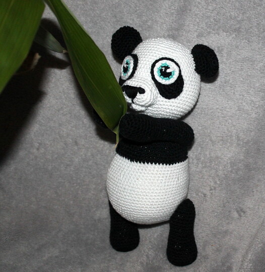 Paul der Panda häkeln – ein Kuschelpanda mit beweglichen Armen (DE & EN)