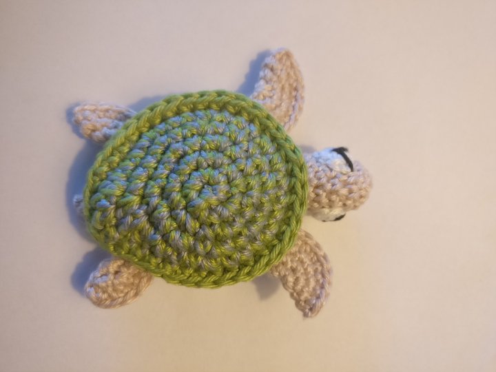 Häkelanleitung für grüne kleine Meeresschildkröte