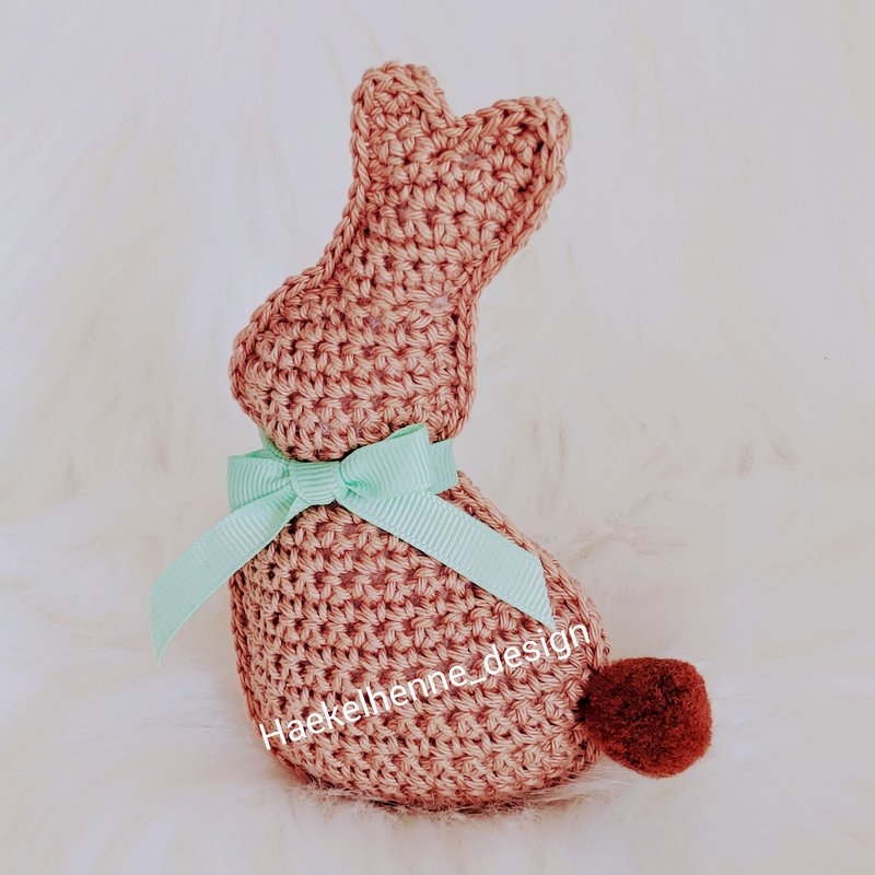 Gehäkelter rosa Osterhase mit mintgrüner Schleife und braunem Bommel