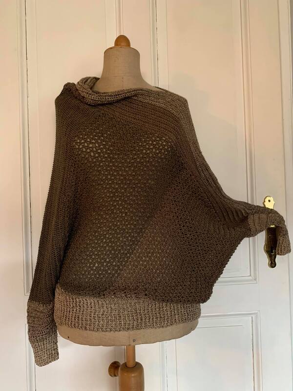 Oversize-Häkelpullover auf Schneiderpuppe, braun-beige, offenes Maschenmuster und breiter Saum