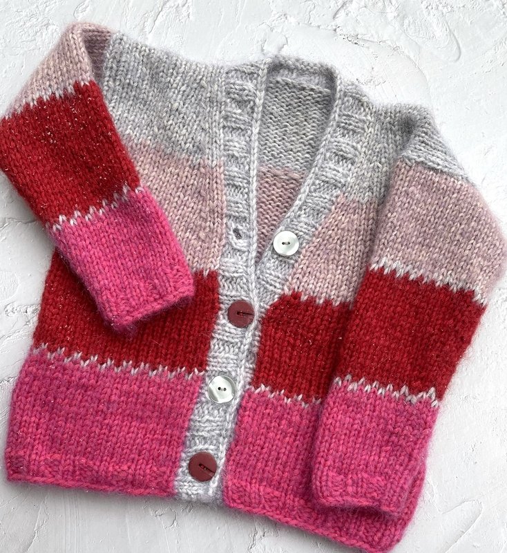 Gestrickte Kinderjacke mit Blockstreifen in Rosa, Rot und Grau