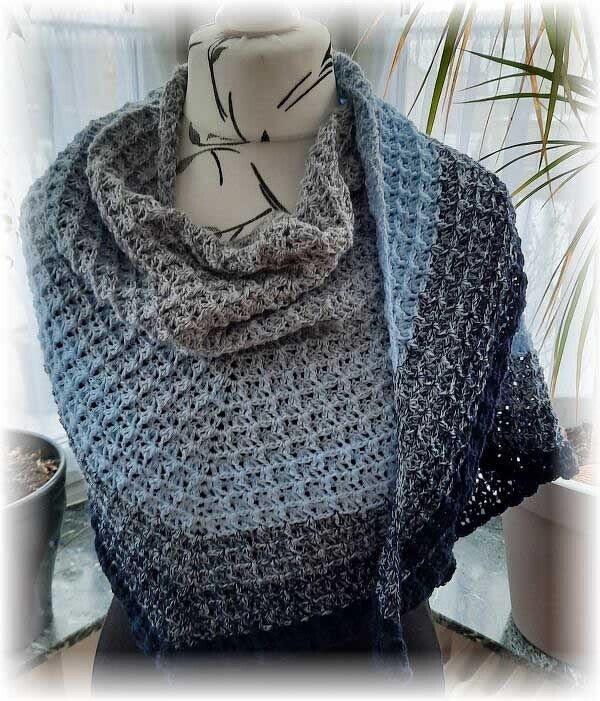 Dreieckiges Häkel-Tuch in hellgrau bis dunkelblau mit zartem Lochmuster auf Schneiderpuppe