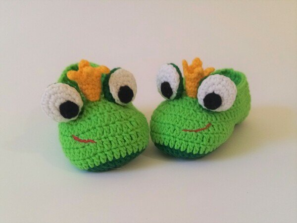 Newborn baby shoes - Frog. Crochet pattern