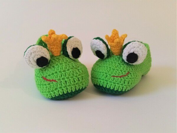 Newborn baby shoes - Frog. Crochet pattern