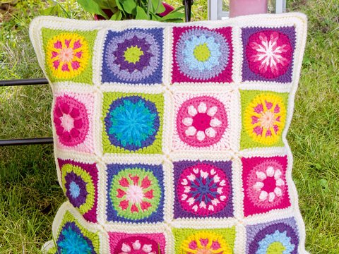 Häkelanleitung: Gehäkelte Gypsy Kissen aus Granny Squares
