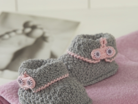Strickanleitung: Graue Baby-Schühchen