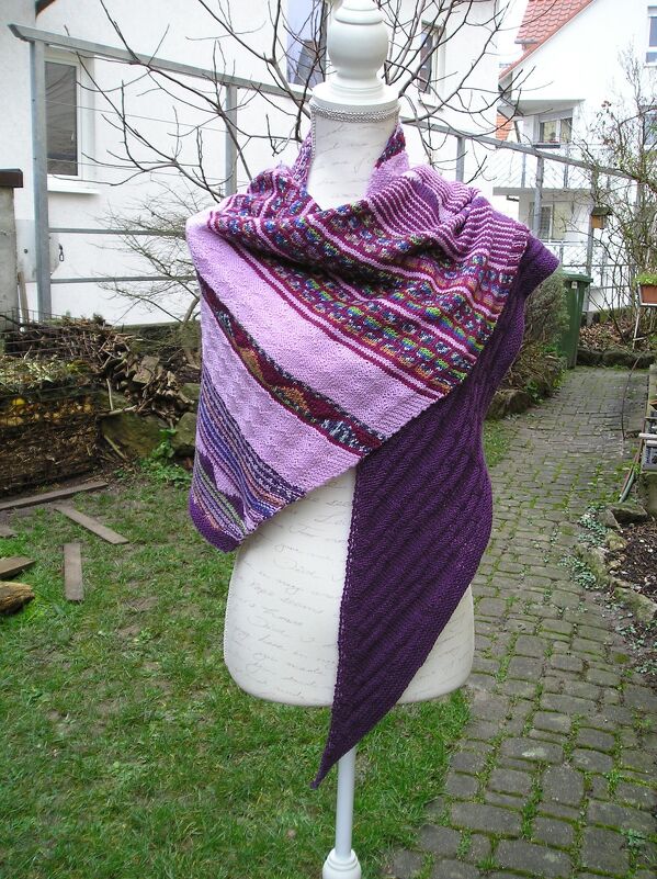 Gestricktes Dreieckstuch in Lila mit Musterstreifen auf Schneiderpuppe