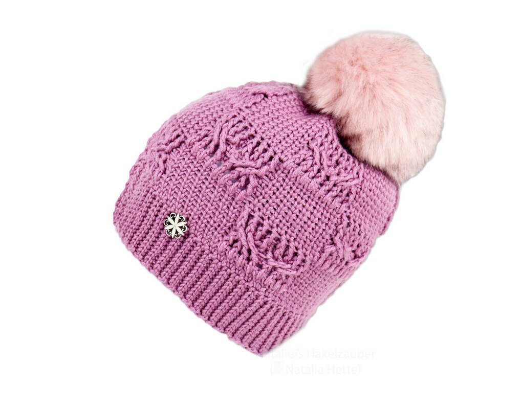 Rosa gehäkelte Mütze mit Rippenbund, Zopfmuster, großem flauschigem Bommel und sternförmiger Metallverzierung