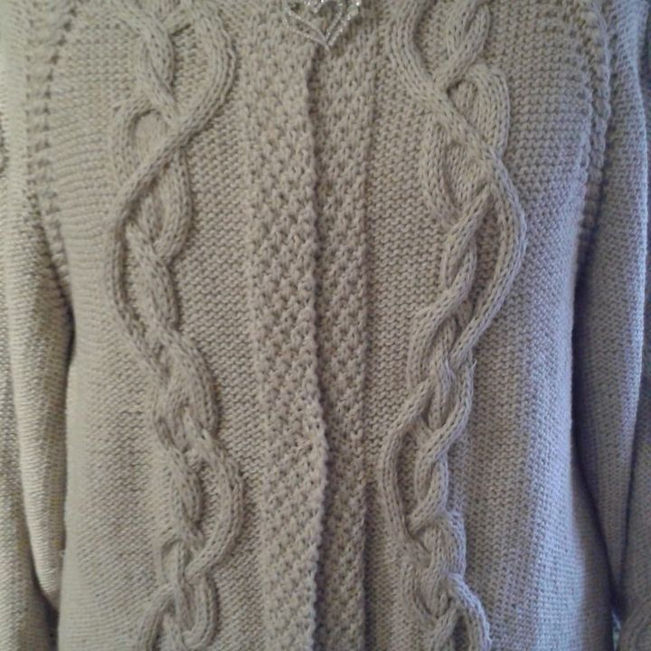 Greige Damen-Strickjacke mit breiten Zopfmustern und feinem Strukturmuster