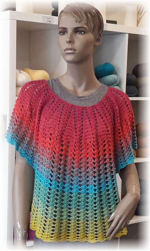 Gehäkeltes Damen‑Shirt in Farbverlauf auf Schaufensterpuppe