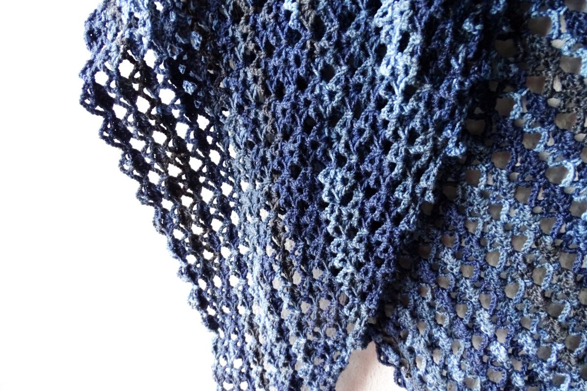 Crochet triangle shawl pattern "Blue Moon"