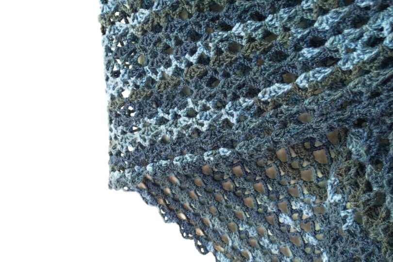 Häkelanleitung asymmetrisches Dreieckstuch "Blue Moon"