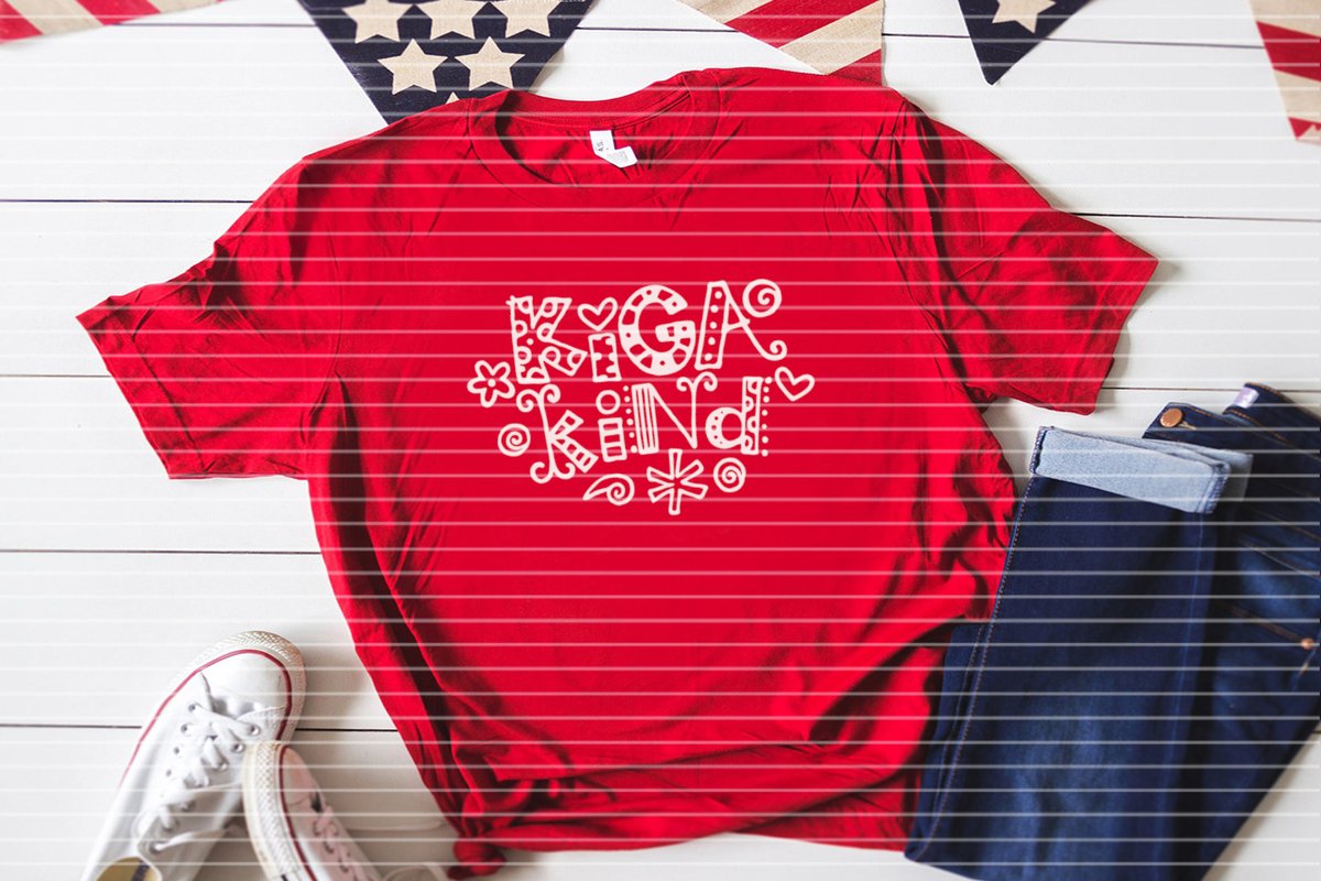 Rotes T‑Shirt mit weißem Doodle‑Lettering und dekorativen Symbolen