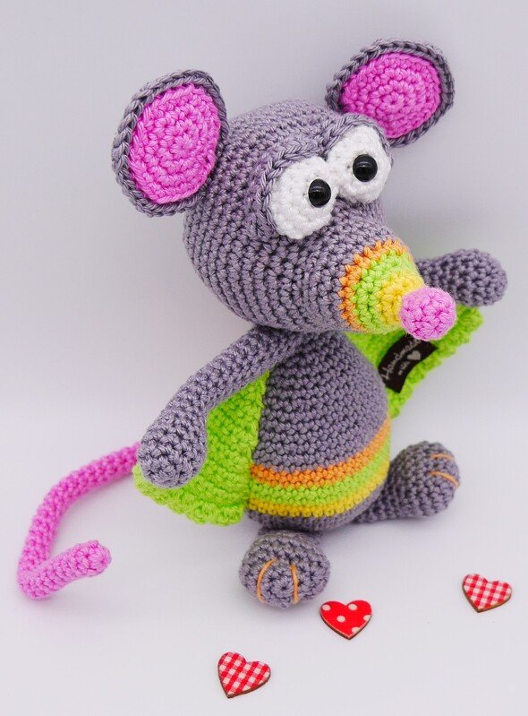 Gehäkelte Amigurumi	Maus seitlich mit hervorgehobenen Ohren, Nase und Schwanz
