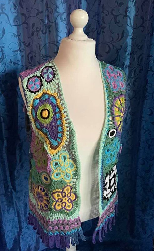 Boho-ähnliche Freeform Häkelweste mit bunten Motiven und Fransen