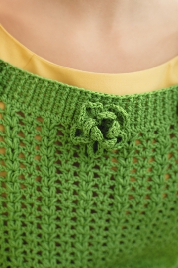 Häkelanleitung: Grüner Pulli mit Blüten