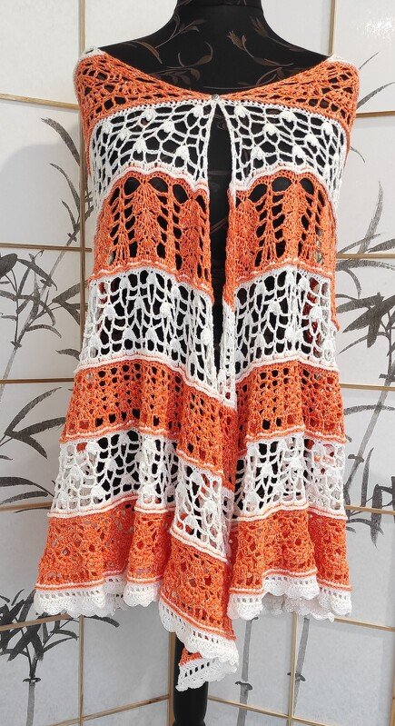 Halbrundtuch in Orange und Weiß mit gehäkeltem Spitzenmuster auf Schneiderpuppe