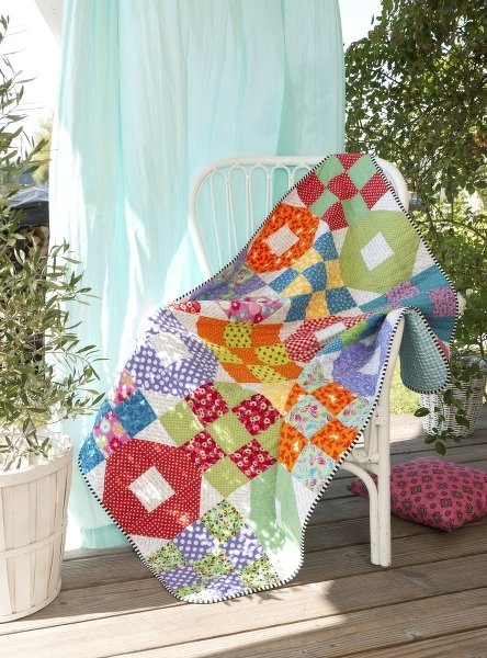 Nähanleitung: Quilt aus Dreiecken und Quadraten aus Baumwollstoffen