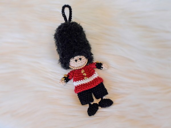 keychain Queen´s guard soldier and Queen Elizabeth England
