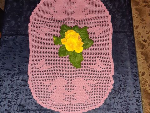 Häkelvorlage: Tischläufer in ovaler Form mit niedlichen Hasenmotiven