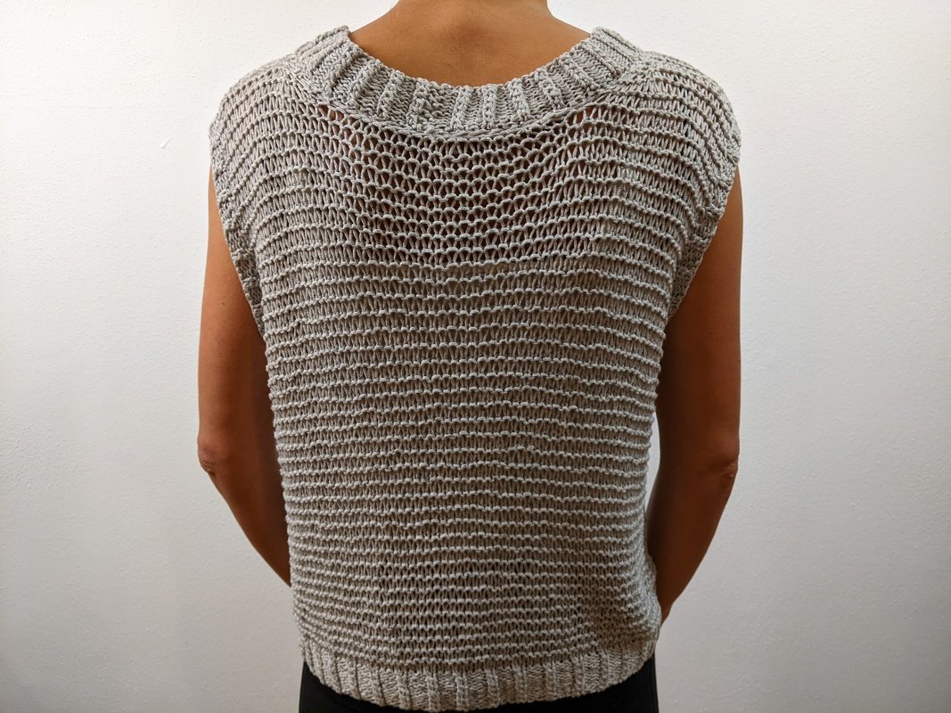 Rückenansicht: ärmelloses hellgraues Stricktop mit offenem Netzmuster und geripptem Ausschnitt und Saum
