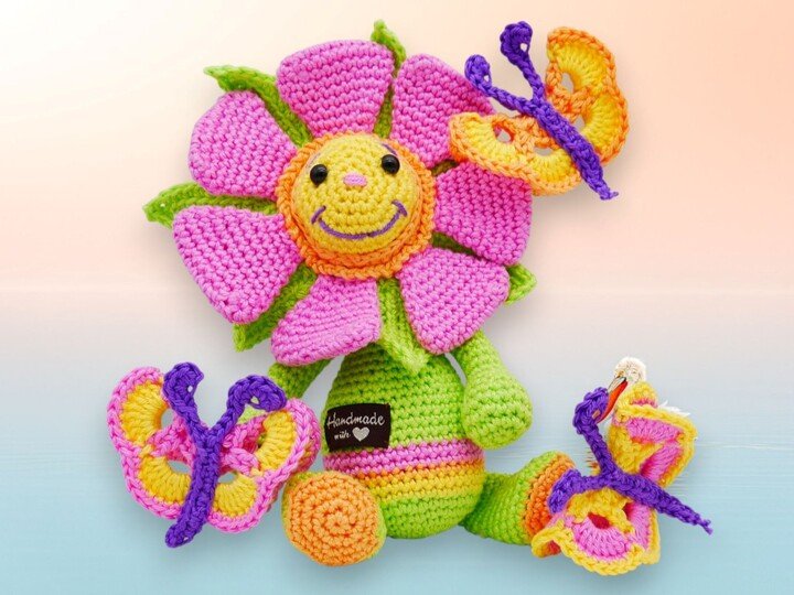 Häkelanleitung Blütenkind mit Schmetterlingen