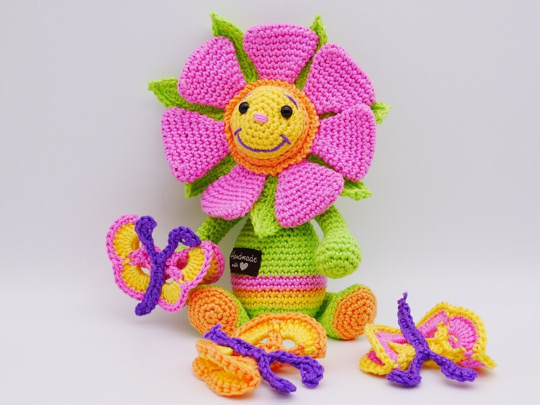 Häkelanleitung Blütenkind mit Schmetterlingen - Bild 3