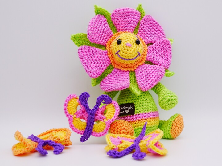 Häkelanleitung Blütenkind mit Schmetterlingen