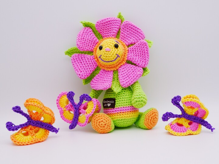Häkelanleitung Blütenkind mit Schmetterlingen