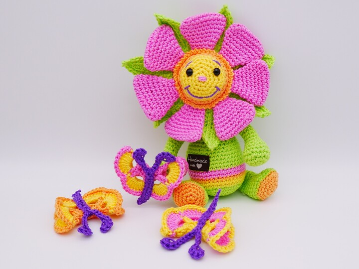 Häkelanleitung Blütenkind mit Schmetterlingen