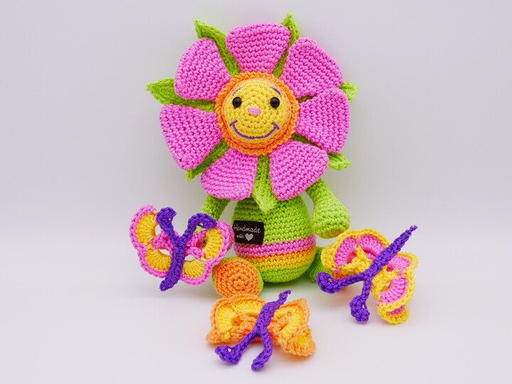 Häkelanleitung Blütenkind mit Schmetterlingen