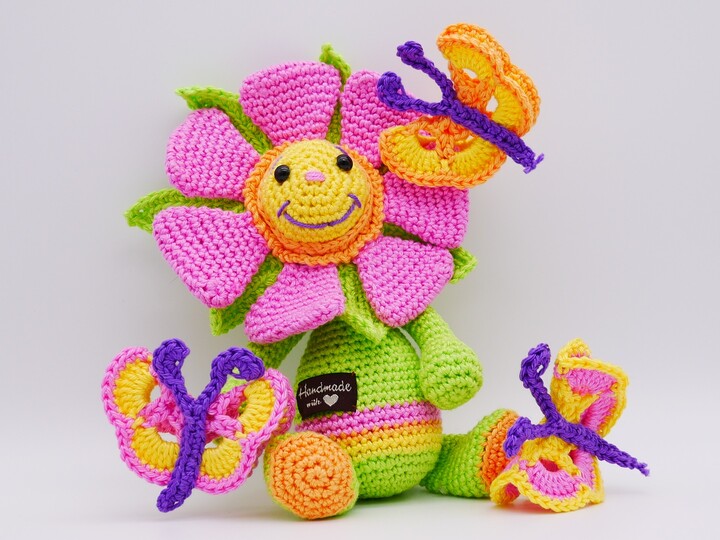 Häkelanleitung Blütenkind mit Schmetterlingen