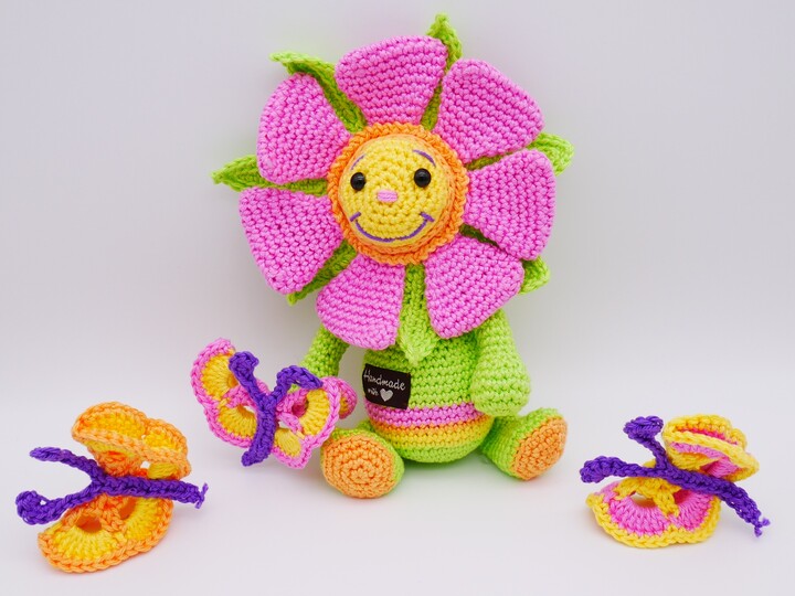 Häkelanleitung Blütenkind mit Schmetterlingen