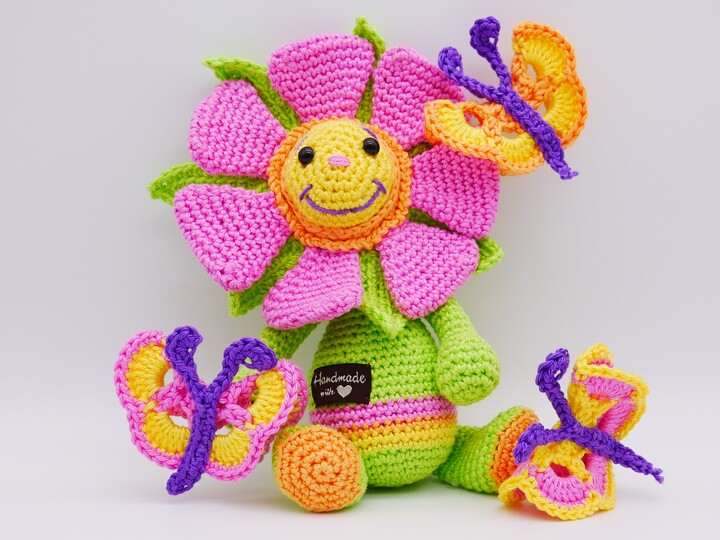 Häkelanleitung Blütenkind mit Schmetterlingen