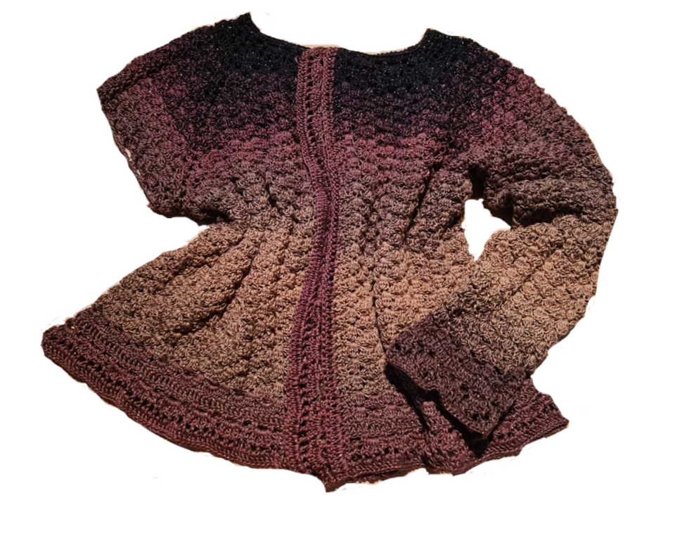 Gehäkelte offene Damenjacke im Farbverlauf (Aubergine–Beige), flach liegend