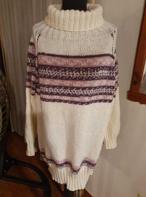 Cremefarbener, langer Rollkragenpullover mit lila und rosé Streifen