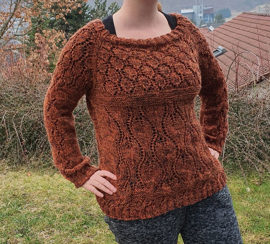Damen-Strickpullover in Rostbraun mit Ajourmuster und weitem Rundhalsausschnitt.